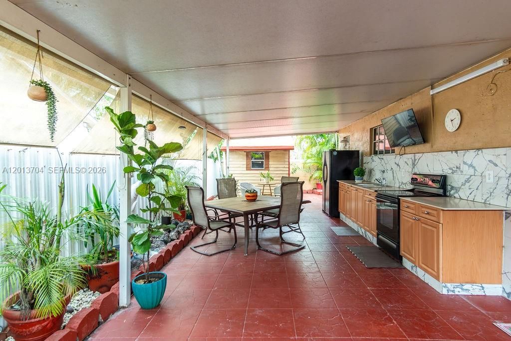 Activo con contrato: $579,000 (3 camas, 3 baños, 1605 Pies cuadrados)