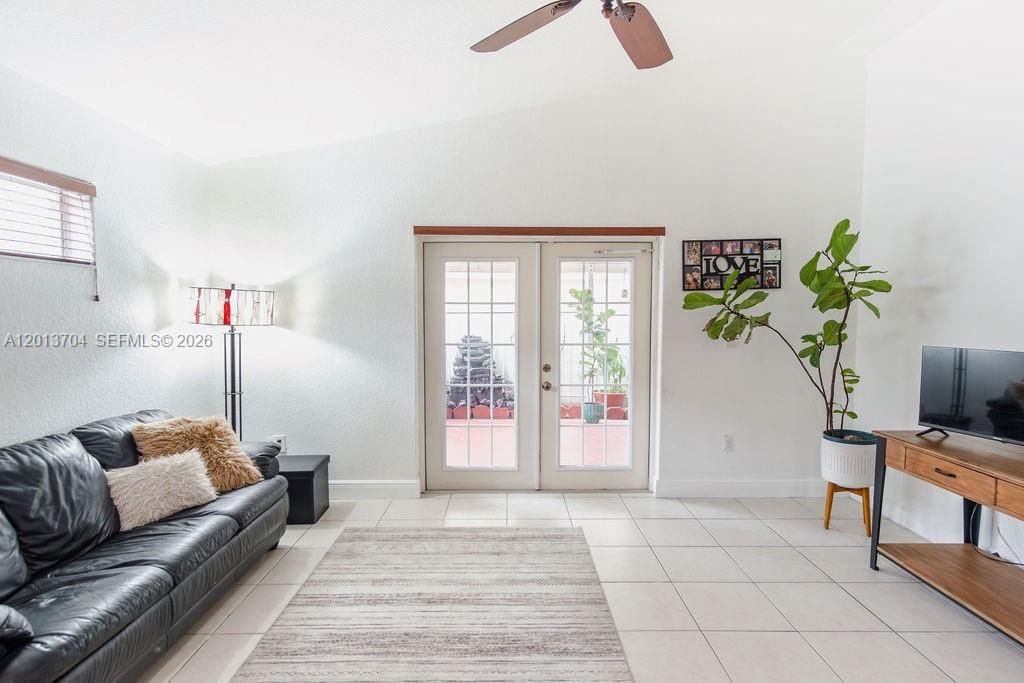 Activo con contrato: $579,000 (3 camas, 3 baños, 1605 Pies cuadrados)