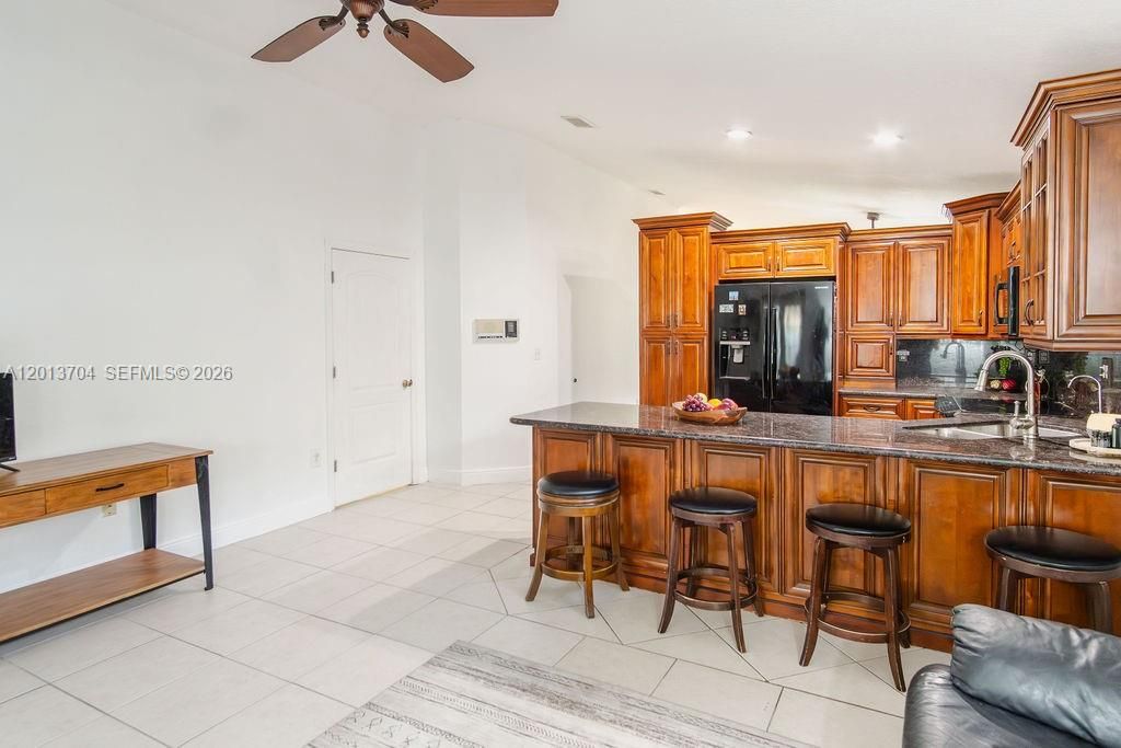 Activo con contrato: $579,000 (3 camas, 3 baños, 1605 Pies cuadrados)