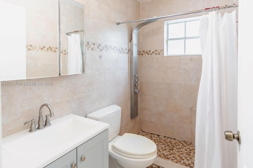 Activo con contrato: $579,000 (3 camas, 3 baños, 1605 Pies cuadrados)