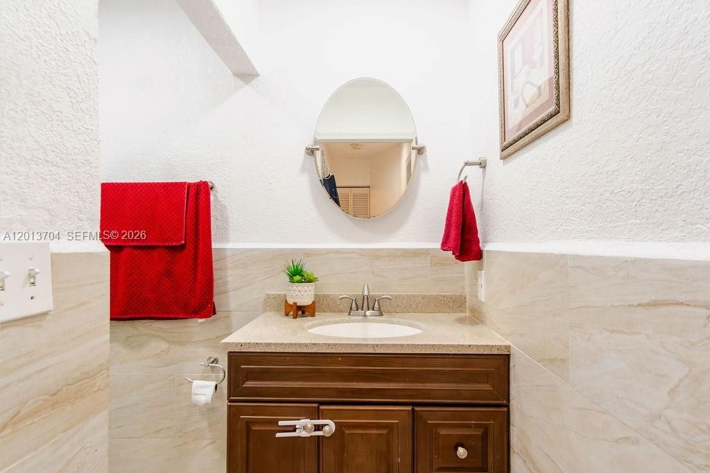 Activo con contrato: $579,000 (3 camas, 3 baños, 1605 Pies cuadrados)