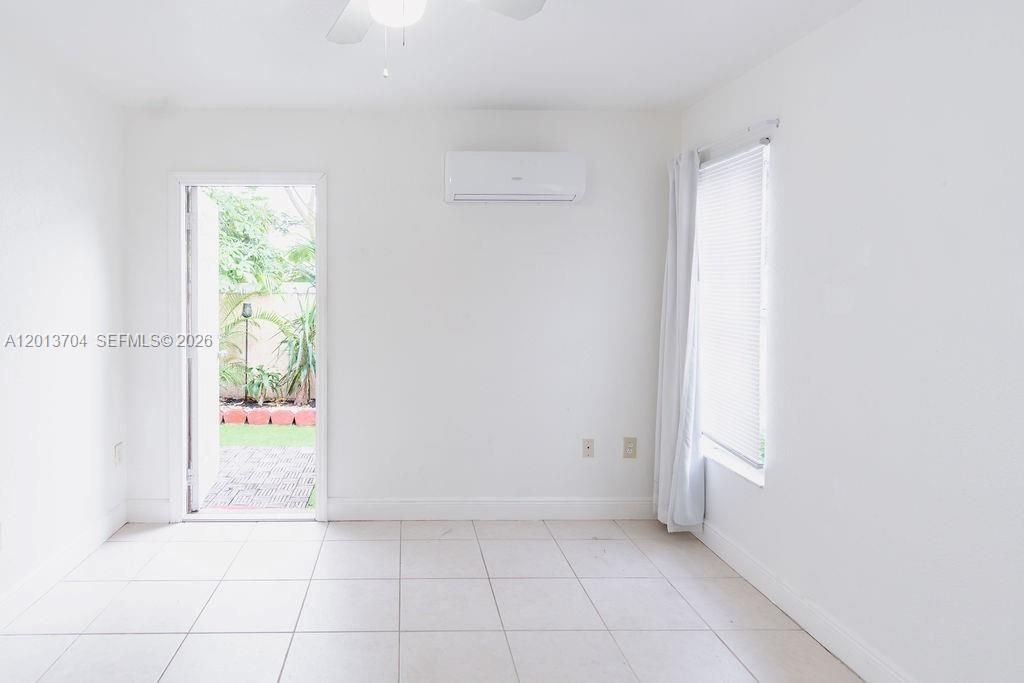 Activo con contrato: $579,000 (3 camas, 3 baños, 1605 Pies cuadrados)