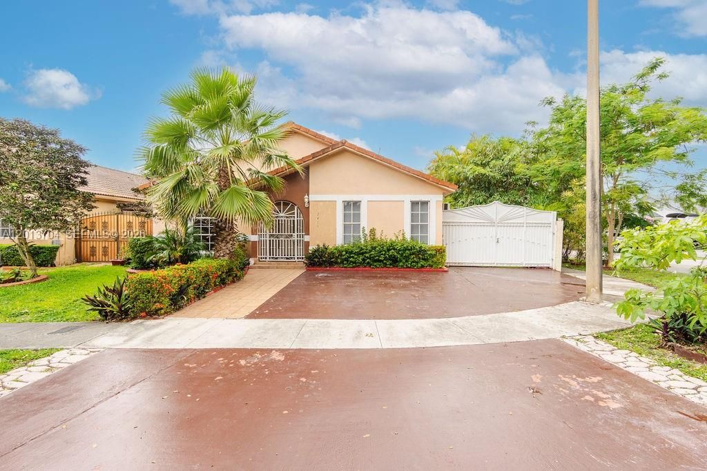 Activo con contrato: $579,000 (3 camas, 3 baños, 1605 Pies cuadrados)