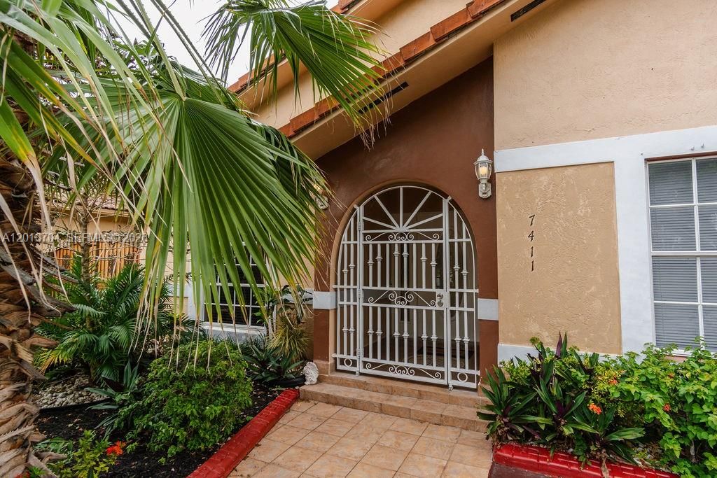 Activo con contrato: $579,000 (3 camas, 3 baños, 1605 Pies cuadrados)