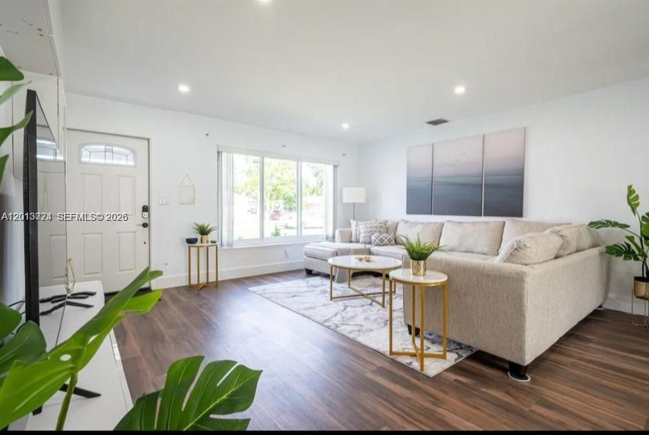 For Rent: $11,000 (2 beds, 1 baths, 980 Square Feet)