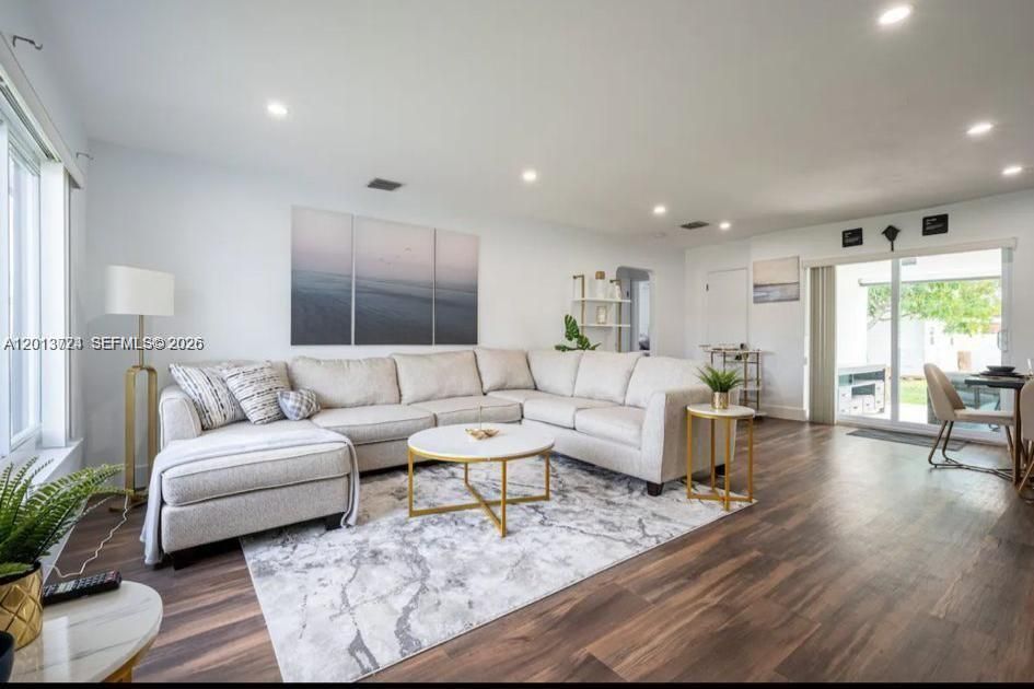 For Rent: $11,000 (2 beds, 1 baths, 980 Square Feet)