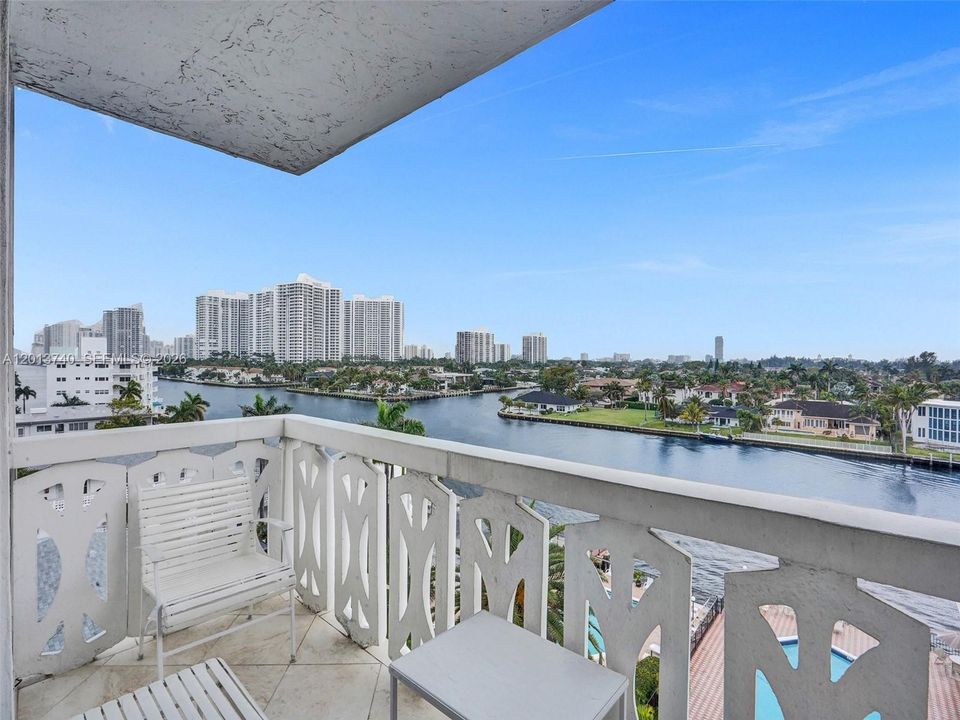 For Rent: $2,350 (2 beds, 2 baths, 1250 Square Feet)