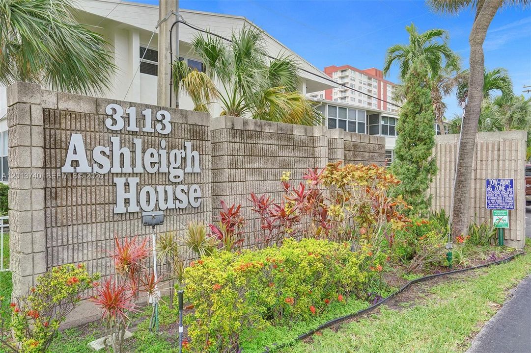 For Rent: $2,350 (2 beds, 2 baths, 1250 Square Feet)