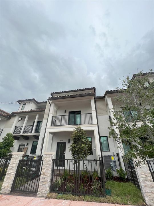 Activo con contrato: $849,900 (3 camas, 2 baños, 2026 Pies cuadrados)