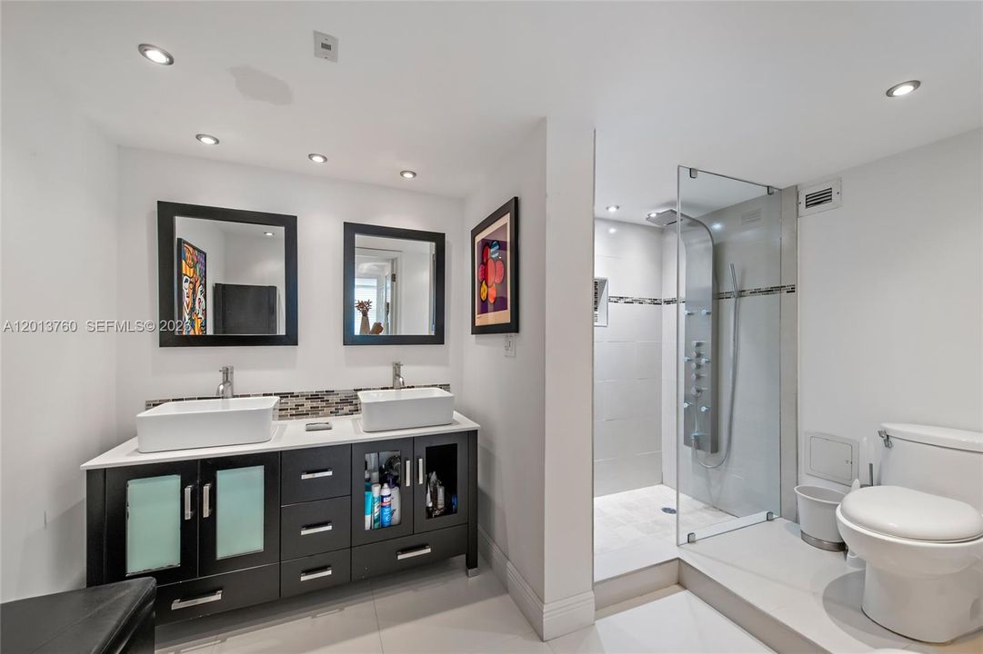 For Sale: $559,900 (2 beds, 2 baths, 1271 Square Feet)