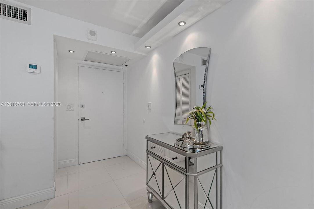 For Sale: $559,900 (2 beds, 2 baths, 1271 Square Feet)
