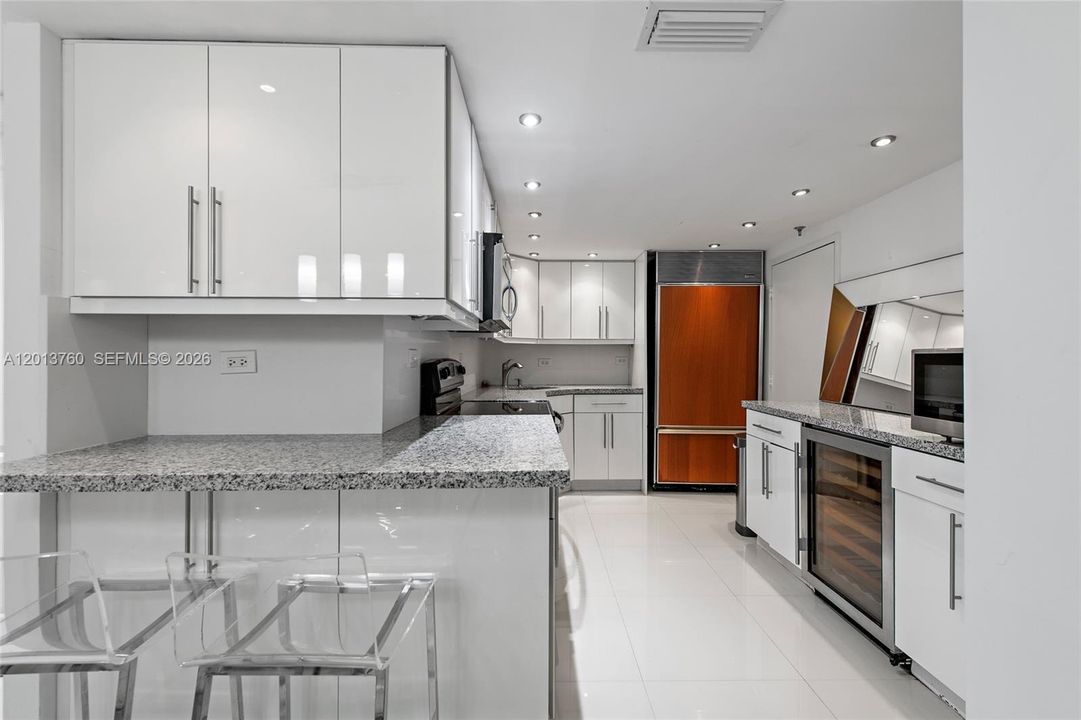 For Sale: $559,900 (2 beds, 2 baths, 1271 Square Feet)