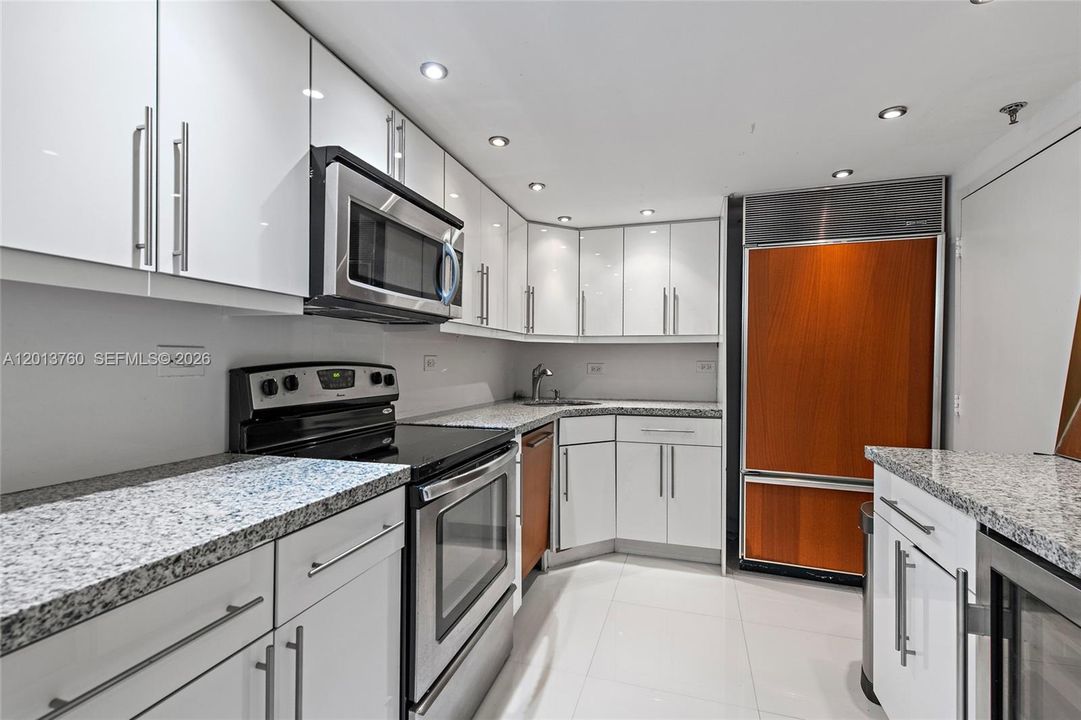 For Sale: $559,900 (2 beds, 2 baths, 1271 Square Feet)