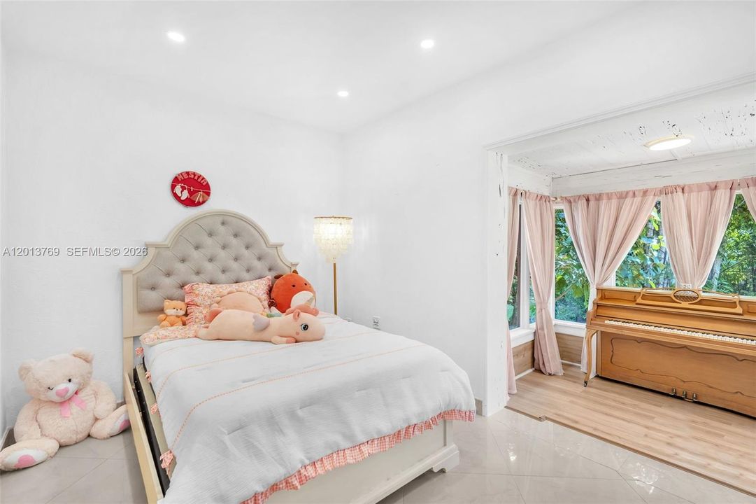 В аренду: $6,900 (3 спален, 2 ванн, 2302 Квадратных фут)