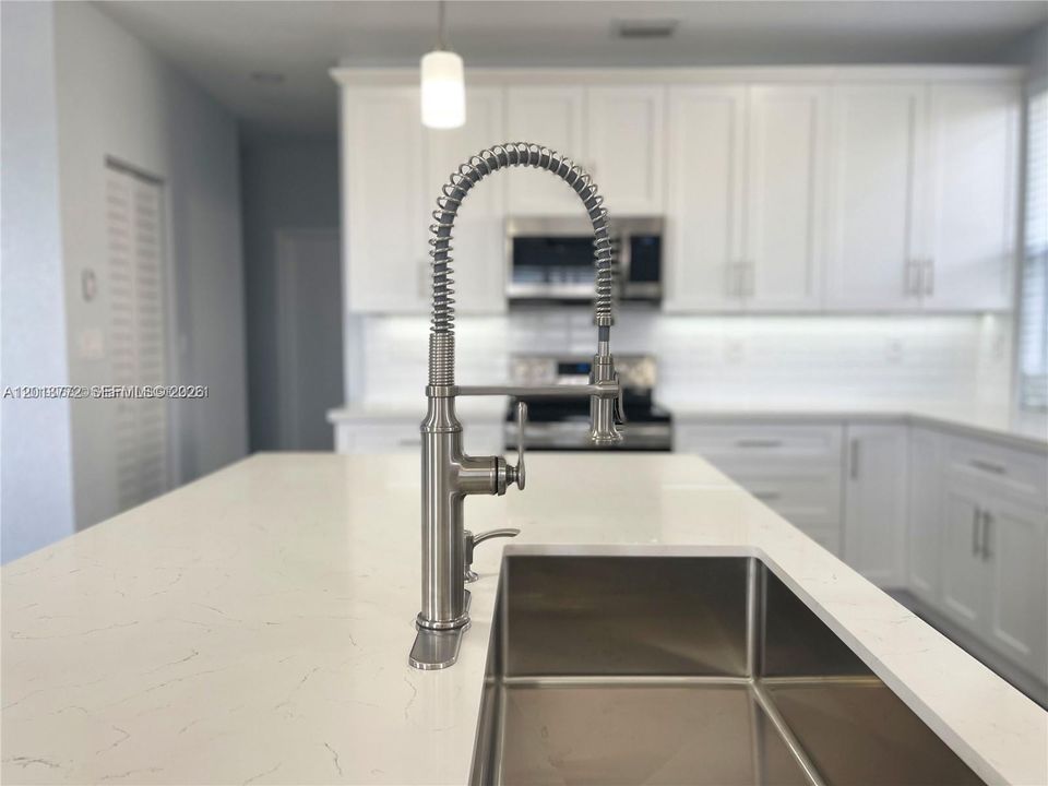 Activo con contrato: $3,800 (4 camas, 3 baños, 2445 Pies cuadrados)