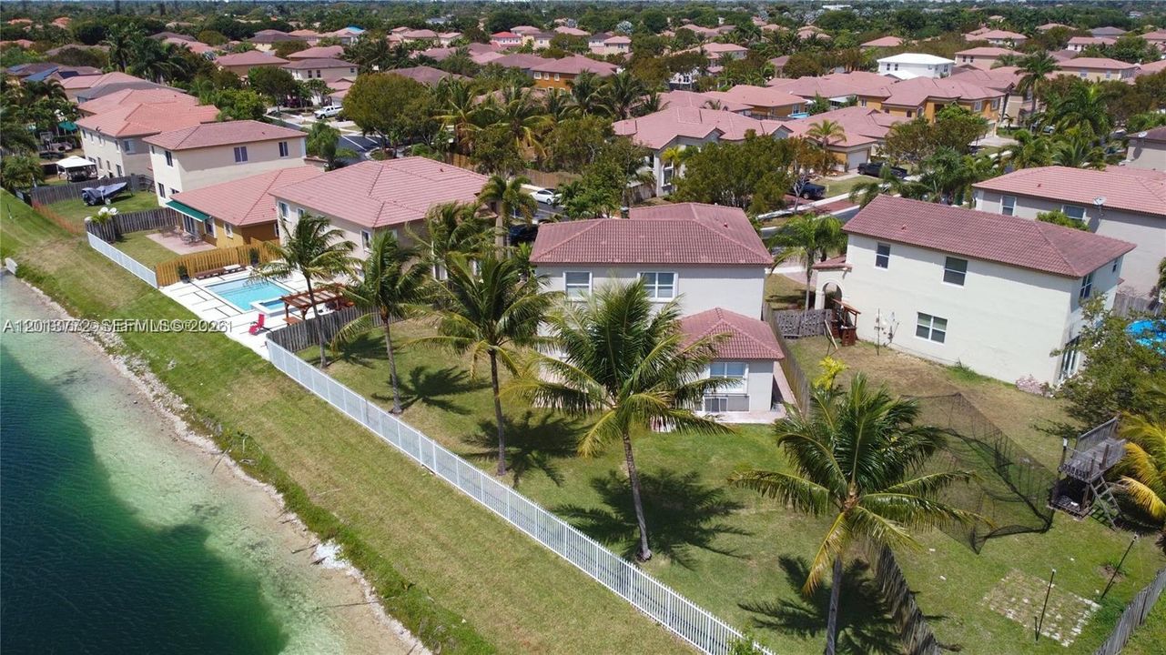 Activo con contrato: $3,800 (4 camas, 3 baños, 2445 Pies cuadrados)