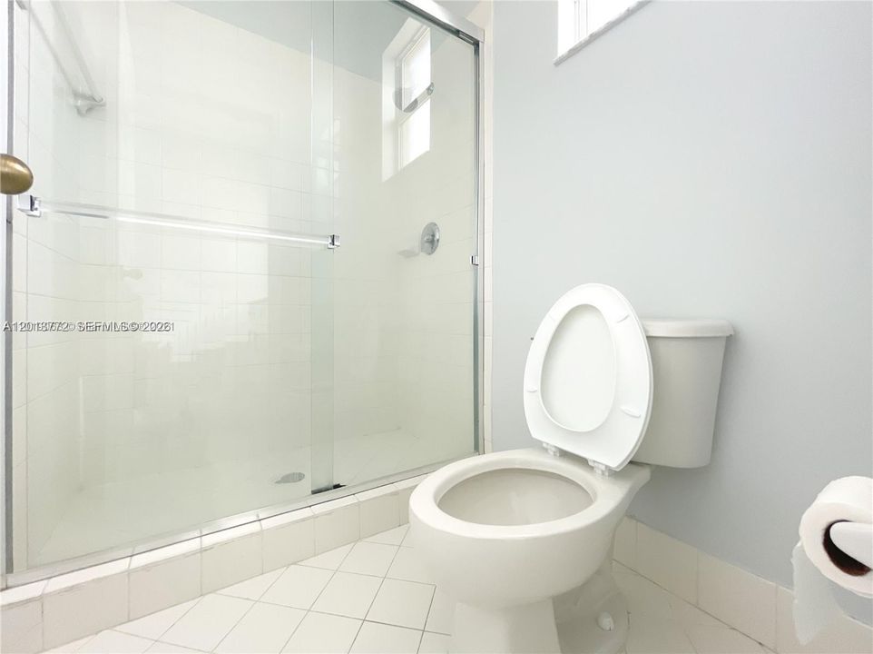 Activo con contrato: $3,800 (4 camas, 3 baños, 2445 Pies cuadrados)