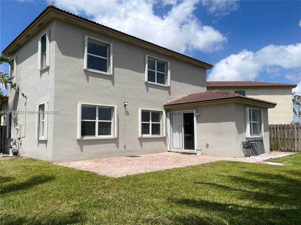 Activo con contrato: $3,800 (4 camas, 3 baños, 2445 Pies cuadrados)