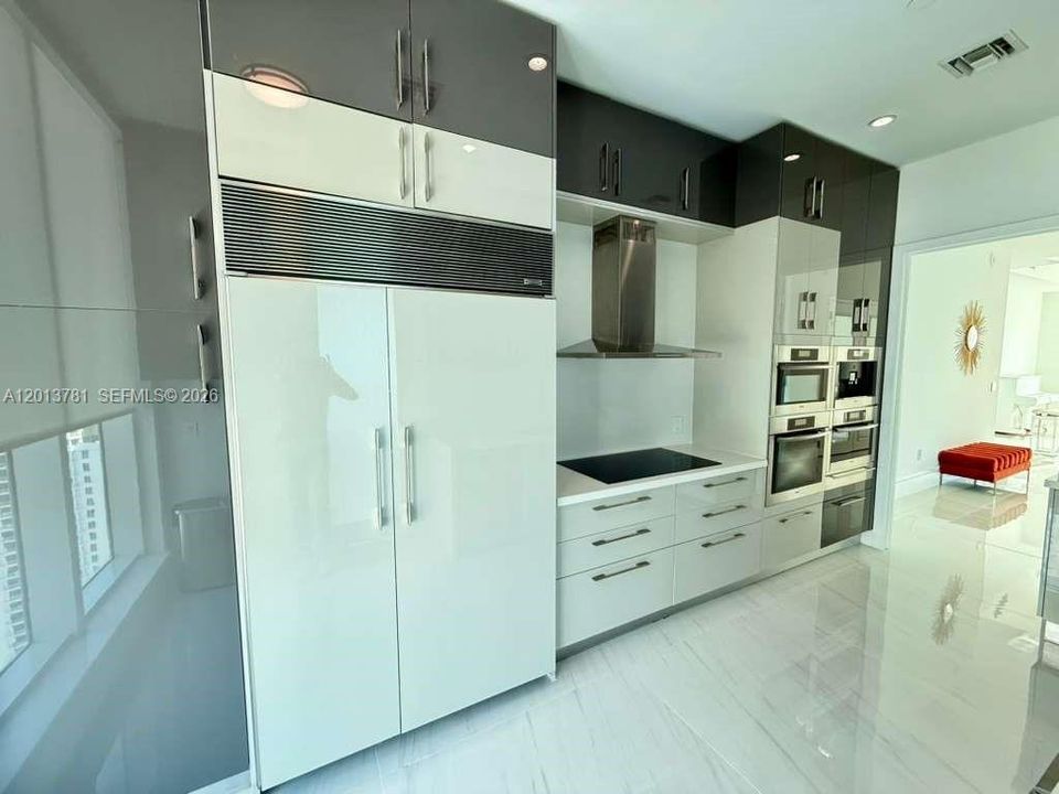 Activo con contrato: $16,000 (3 camas, 4 baños, 2631 Pies cuadrados)