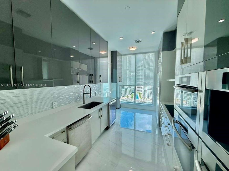 Activo con contrato: $16,000 (3 camas, 4 baños, 2631 Pies cuadrados)