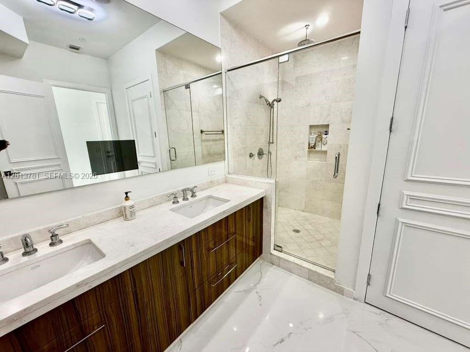 Activo con contrato: $16,000 (3 camas, 4 baños, 2631 Pies cuadrados)