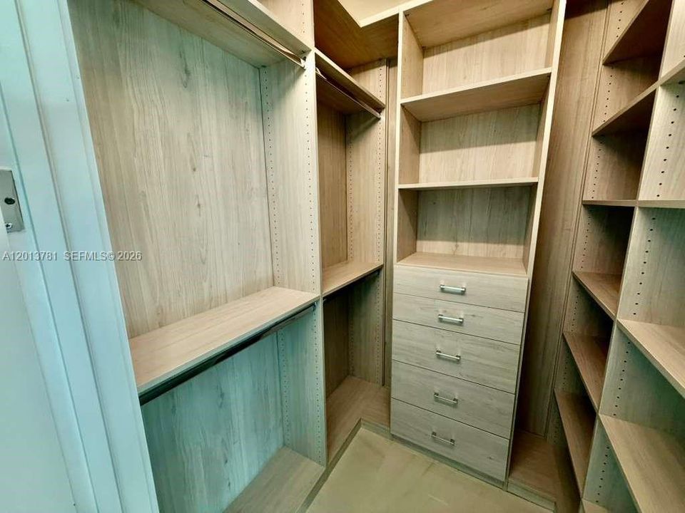 Activo con contrato: $16,000 (3 camas, 4 baños, 2631 Pies cuadrados)