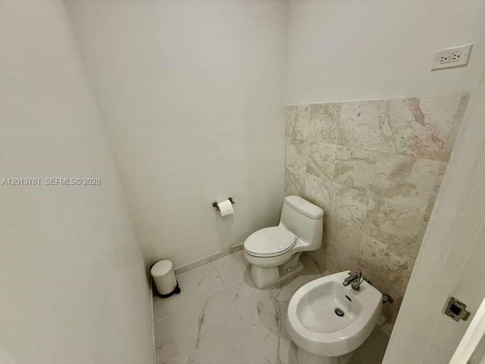 Activo con contrato: $16,000 (3 camas, 4 baños, 2631 Pies cuadrados)