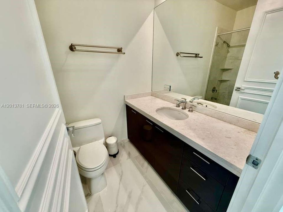 Activo con contrato: $16,000 (3 camas, 4 baños, 2631 Pies cuadrados)