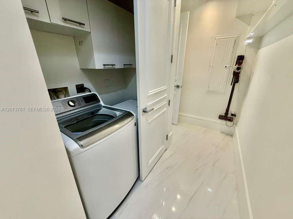 Activo con contrato: $16,000 (3 camas, 4 baños, 2631 Pies cuadrados)