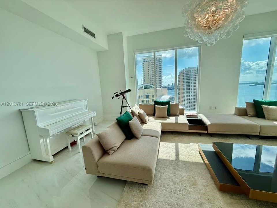 Activo con contrato: $16,000 (3 camas, 4 baños, 2631 Pies cuadrados)