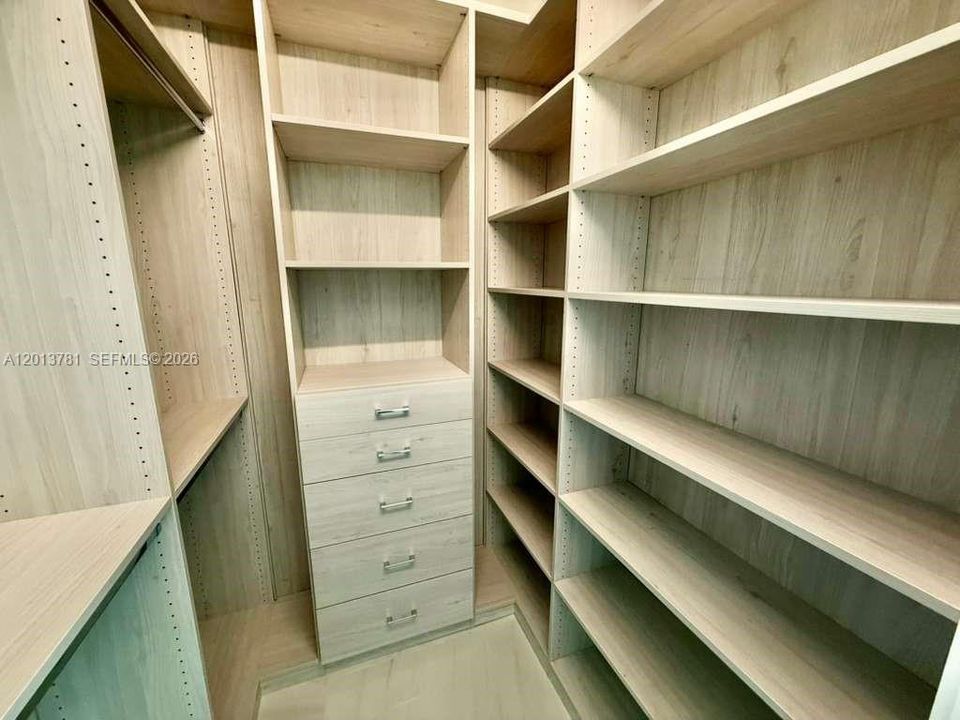 Activo con contrato: $16,000 (3 camas, 4 baños, 2631 Pies cuadrados)