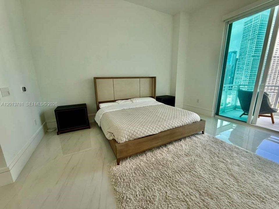 Activo con contrato: $16,000 (3 camas, 4 baños, 2631 Pies cuadrados)