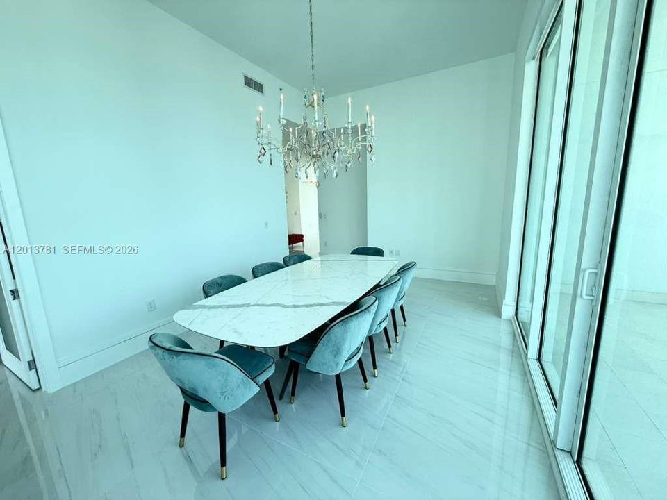 Activo con contrato: $16,000 (3 camas, 4 baños, 2631 Pies cuadrados)