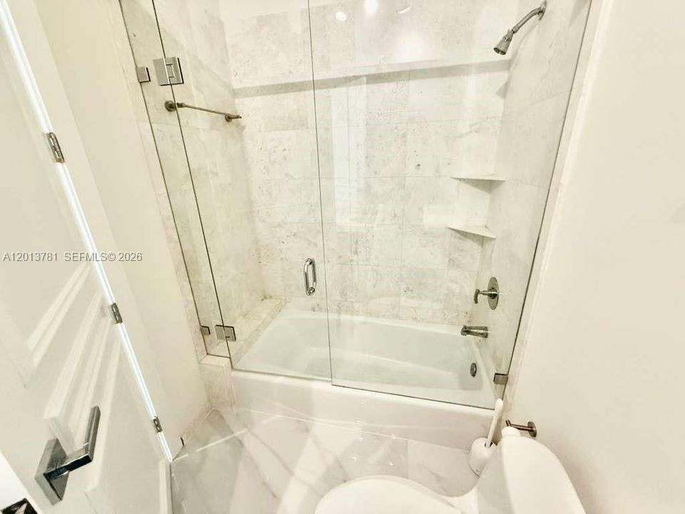 Activo con contrato: $16,000 (3 camas, 4 baños, 2631 Pies cuadrados)