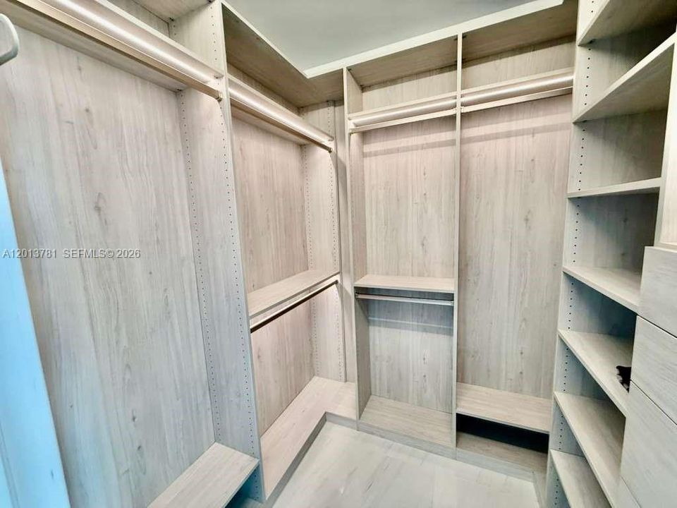 Activo con contrato: $16,000 (3 camas, 4 baños, 2631 Pies cuadrados)