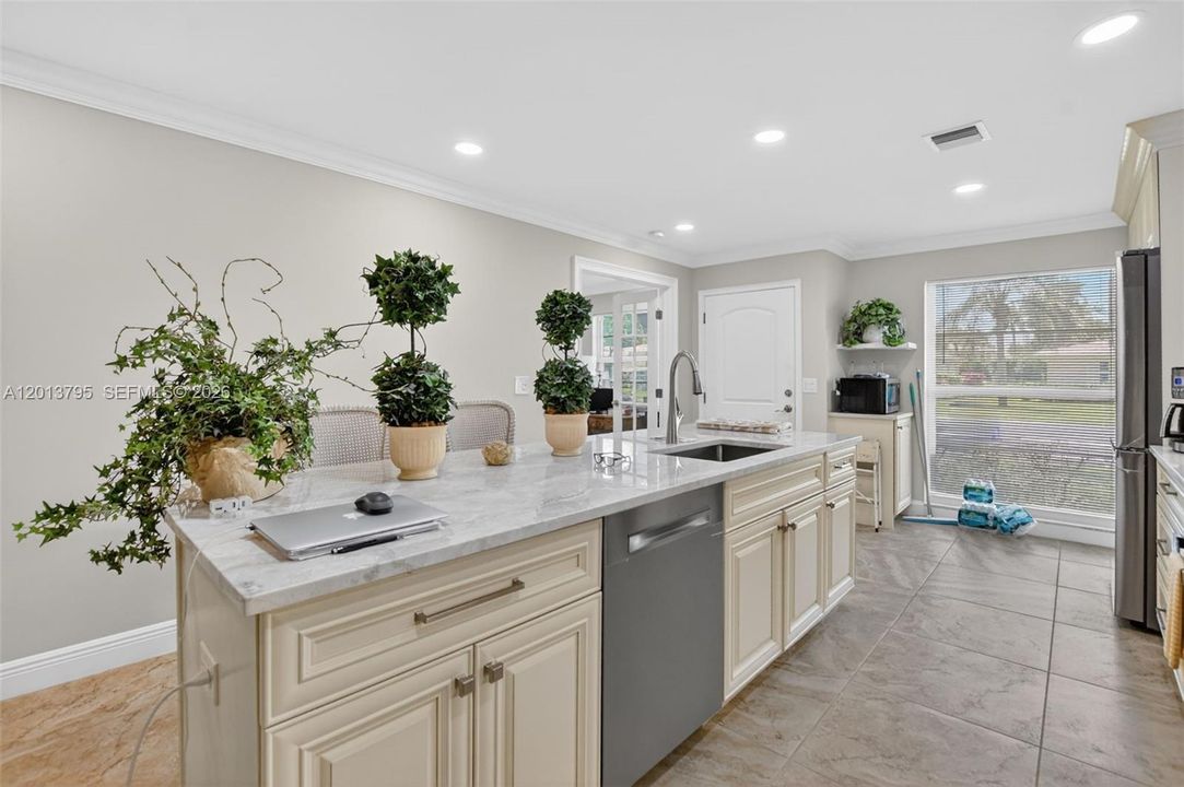 For Sale: $305,000 (2 beds, 2 baths, 1332 Square Feet)