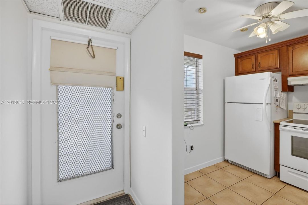 For Sale: $88,500 (1 beds, 1 baths, 700 Square Feet)