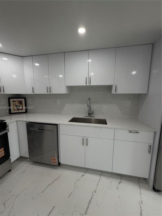 На продажу: $389,000 (2 спален, 2 ванн, 1330 Квадратных фут)