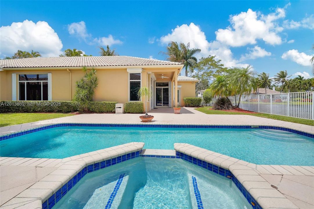 En Venta: $1,600,000 (4 camas, 3 baños, 2824 Pies cuadrados)