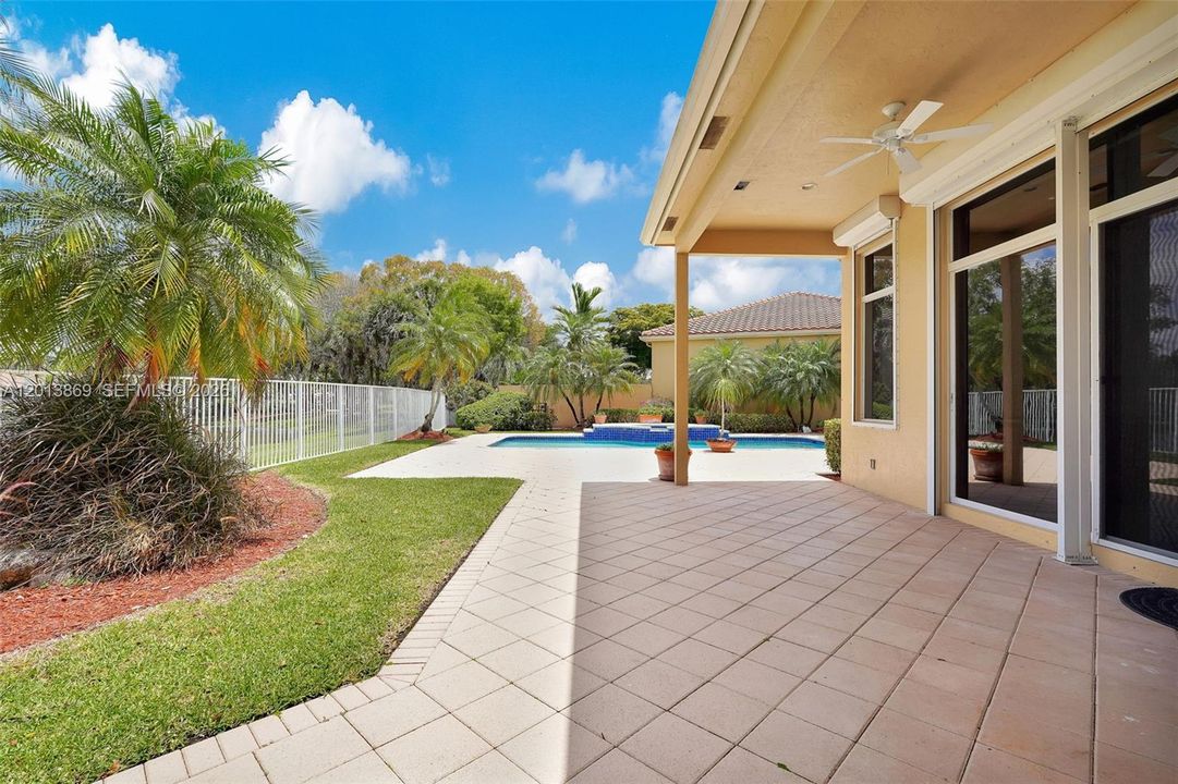 En Venta: $1,600,000 (4 camas, 3 baños, 2824 Pies cuadrados)