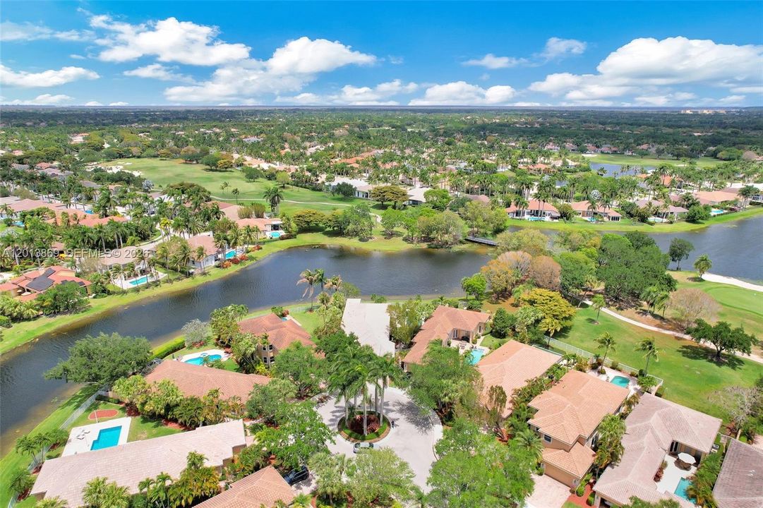 En Venta: $1,600,000 (4 camas, 3 baños, 2824 Pies cuadrados)