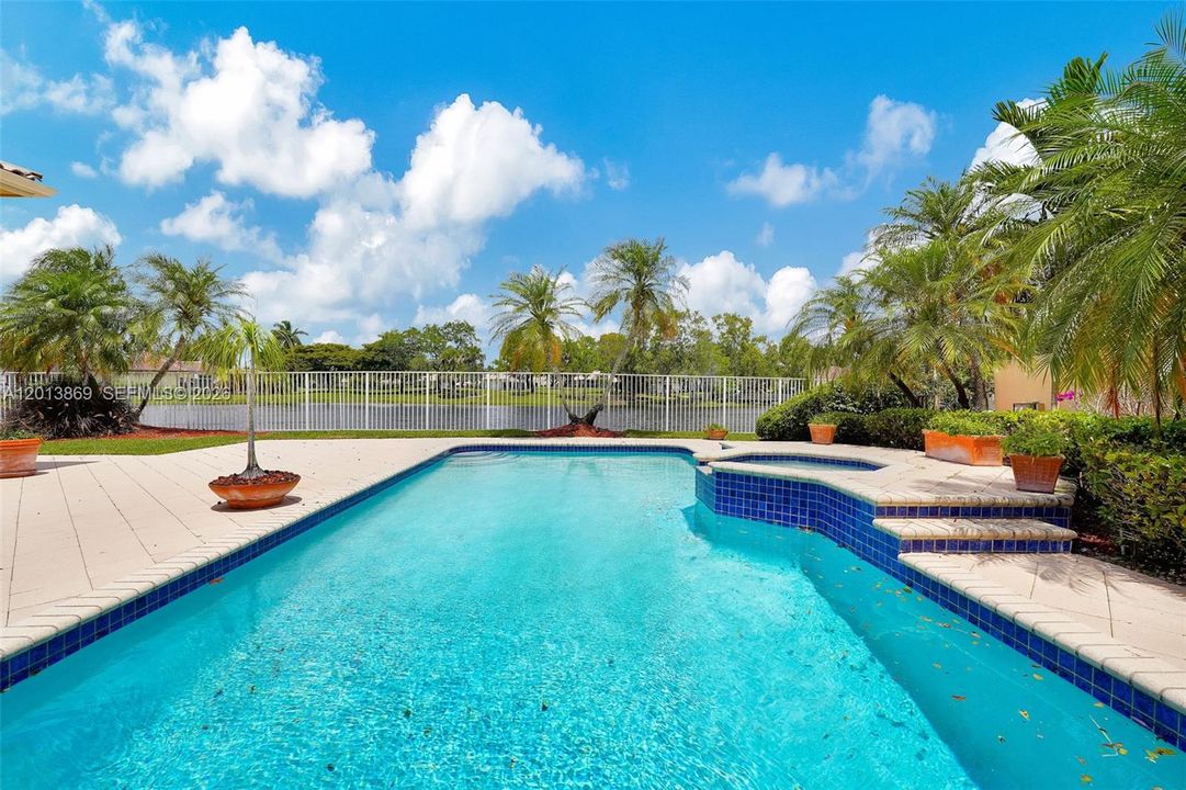 En Venta: $1,600,000 (4 camas, 3 baños, 2824 Pies cuadrados)