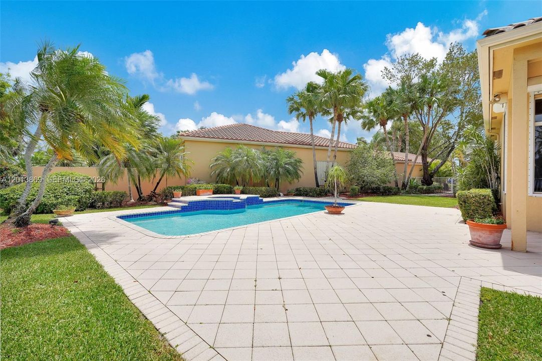 En Venta: $1,600,000 (4 camas, 3 baños, 2824 Pies cuadrados)