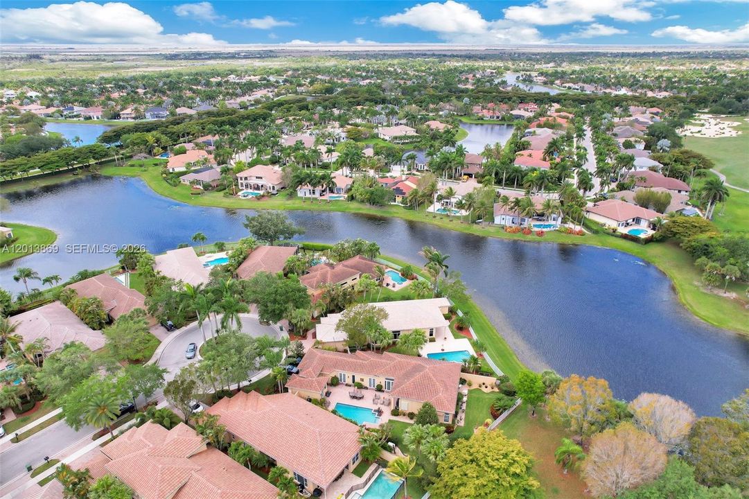 En Venta: $1,600,000 (4 camas, 3 baños, 2824 Pies cuadrados)