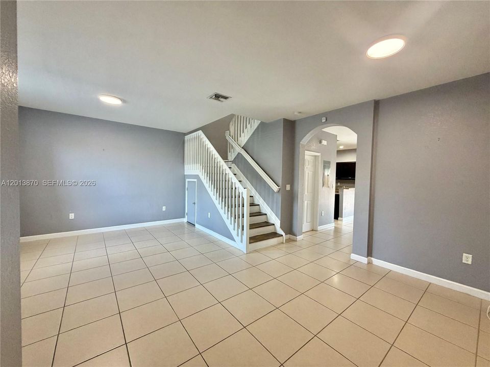 Activo con contrato: $350,000 (3 camas, 2 baños, 1432 Pies cuadrados)