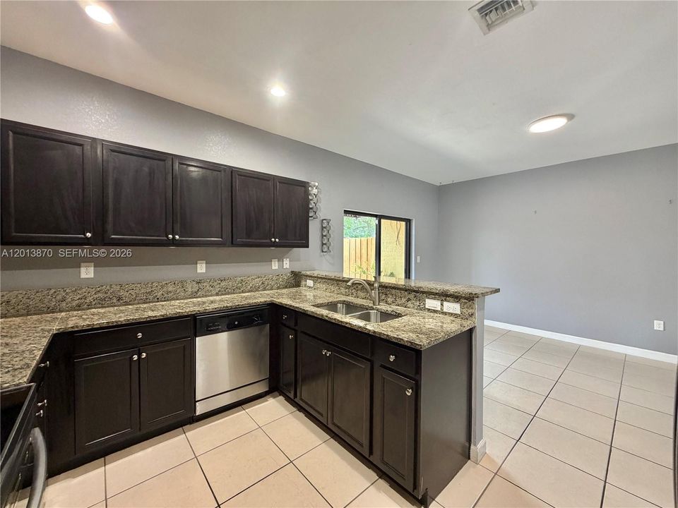 Activo con contrato: $350,000 (3 camas, 2 baños, 1432 Pies cuadrados)