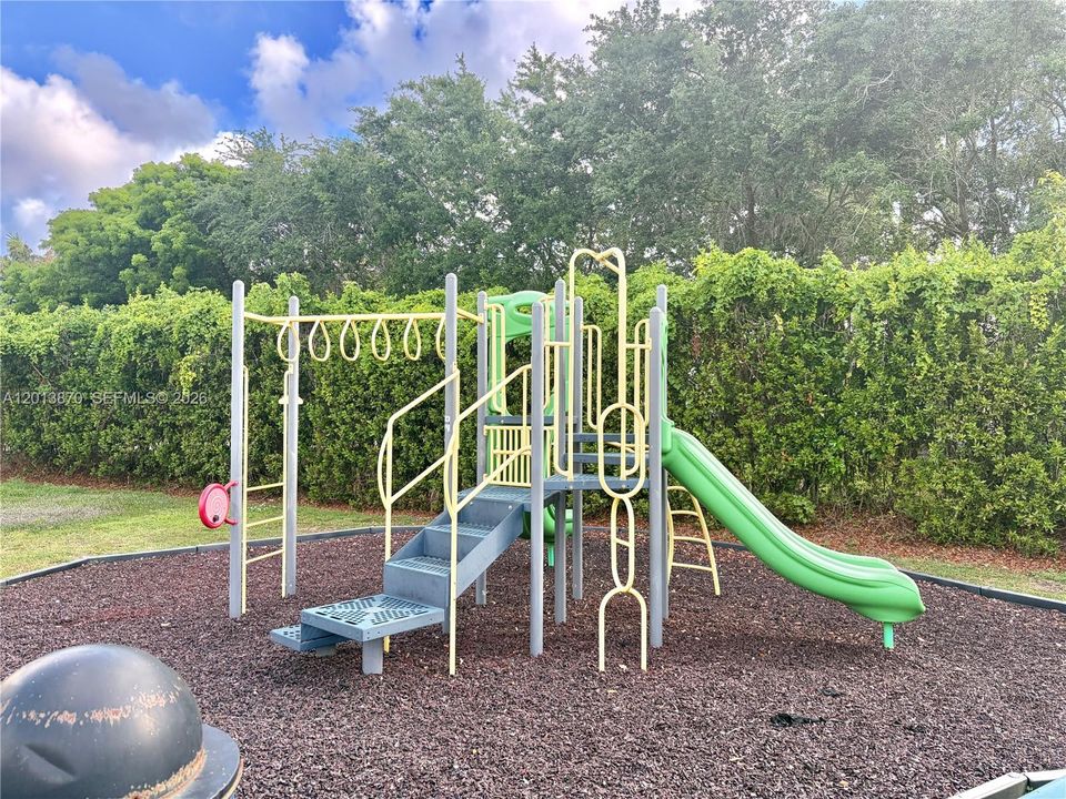 Activo con contrato: $350,000 (3 camas, 2 baños, 1432 Pies cuadrados)