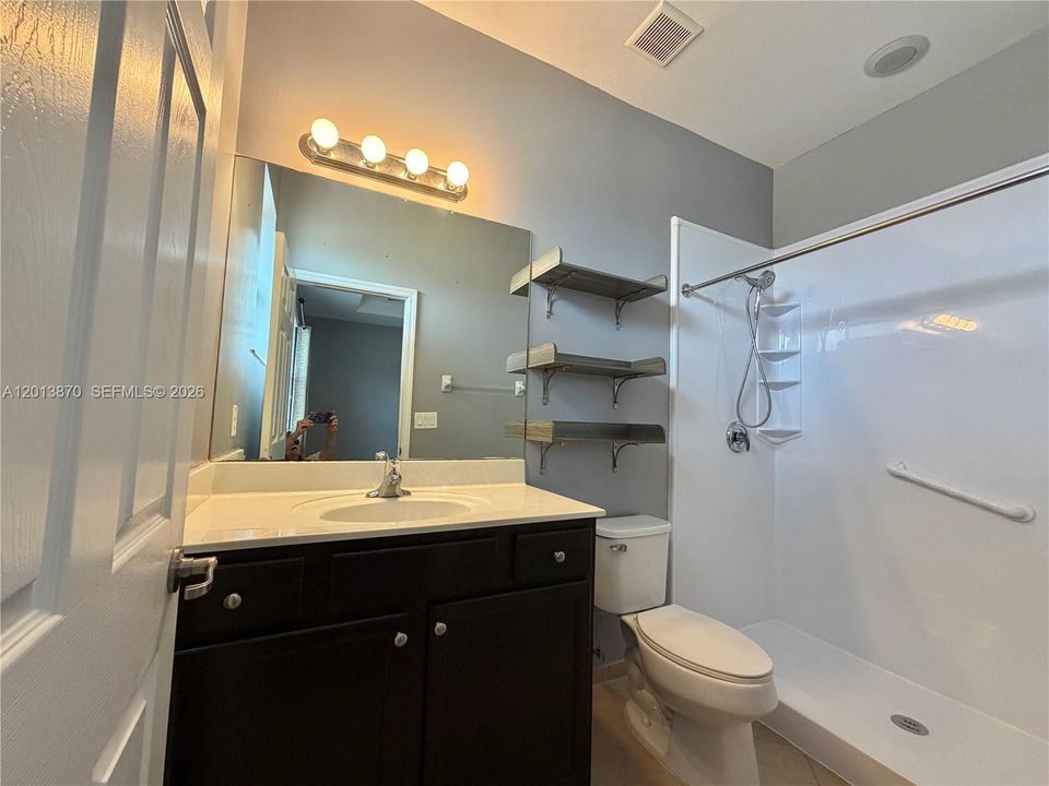 Activo con contrato: $350,000 (3 camas, 2 baños, 1432 Pies cuadrados)