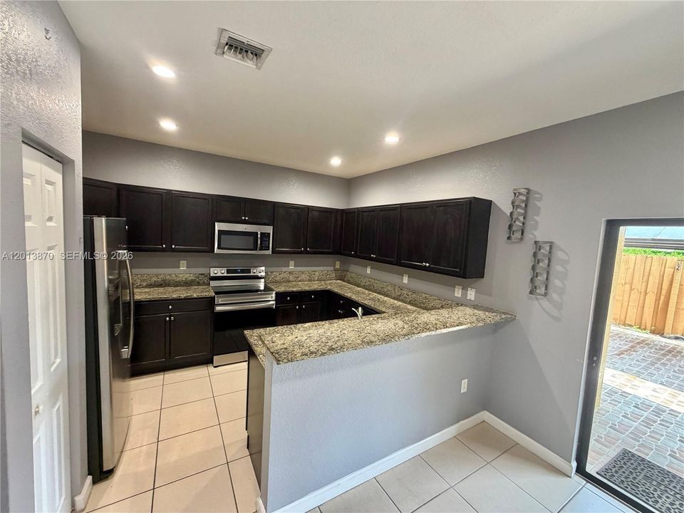 Activo con contrato: $350,000 (3 camas, 2 baños, 1432 Pies cuadrados)