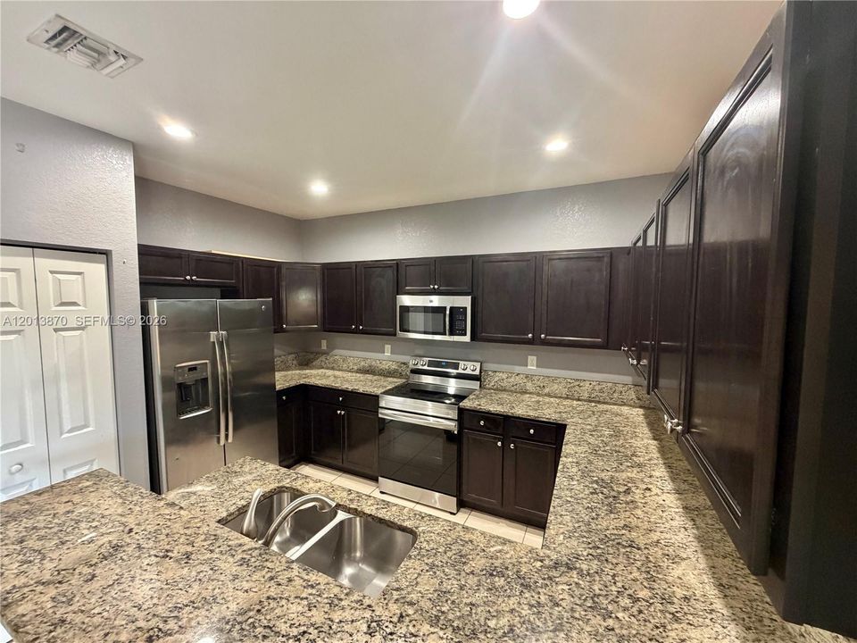 Activo con contrato: $350,000 (3 camas, 2 baños, 1432 Pies cuadrados)